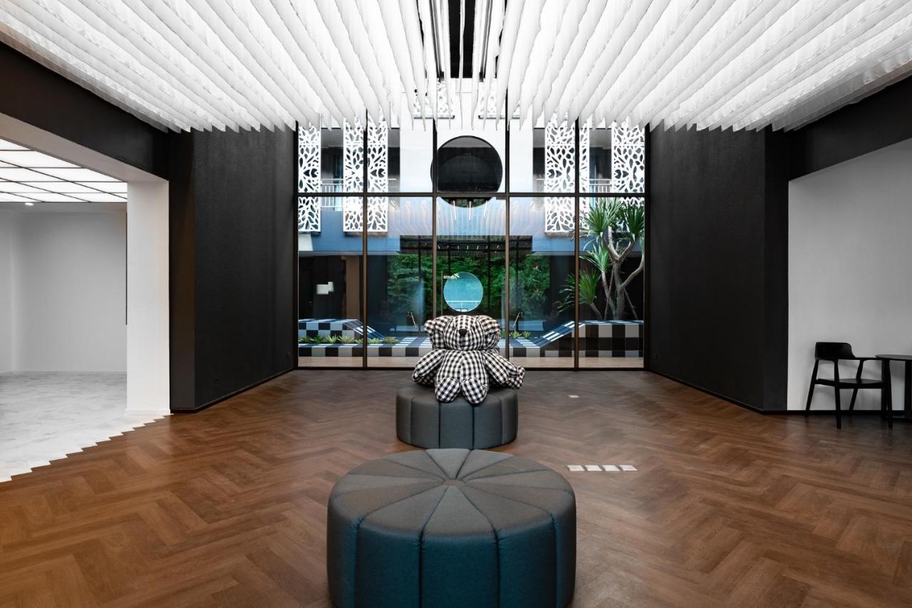 Foto Hotel Phuket Beachfront Bagian luar foto The interior of the building