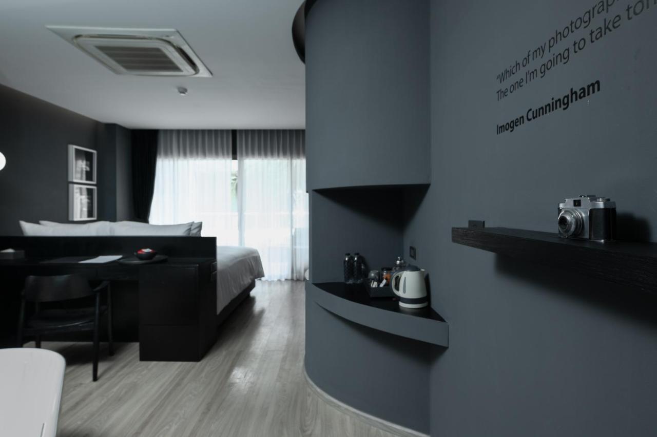 Foto Hotel Phuket Beachfront Bagian luar foto A room at the hotel