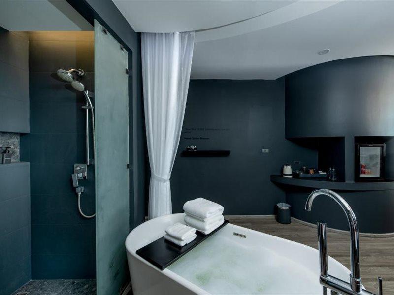 Foto Hotel Phuket Beachfront Bagian luar foto Bathroom