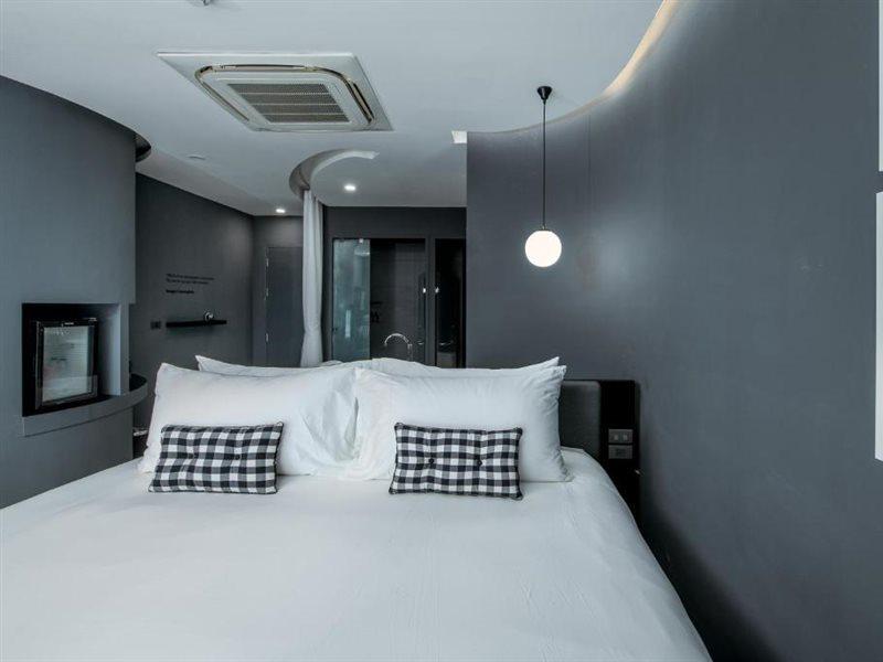 Foto Hotel Phuket Beachfront Bagian luar foto A room at the hotel