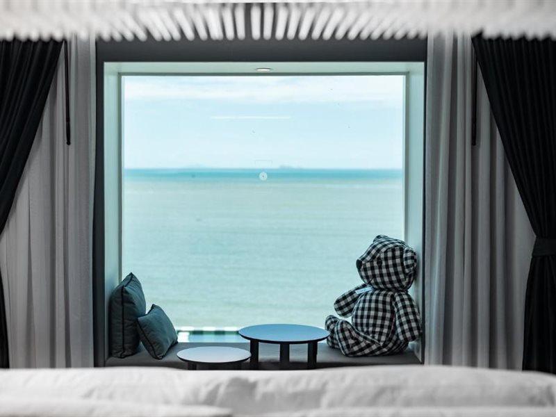 Foto Hotel Phuket Beachfront Bagian luar foto A room at the hotel