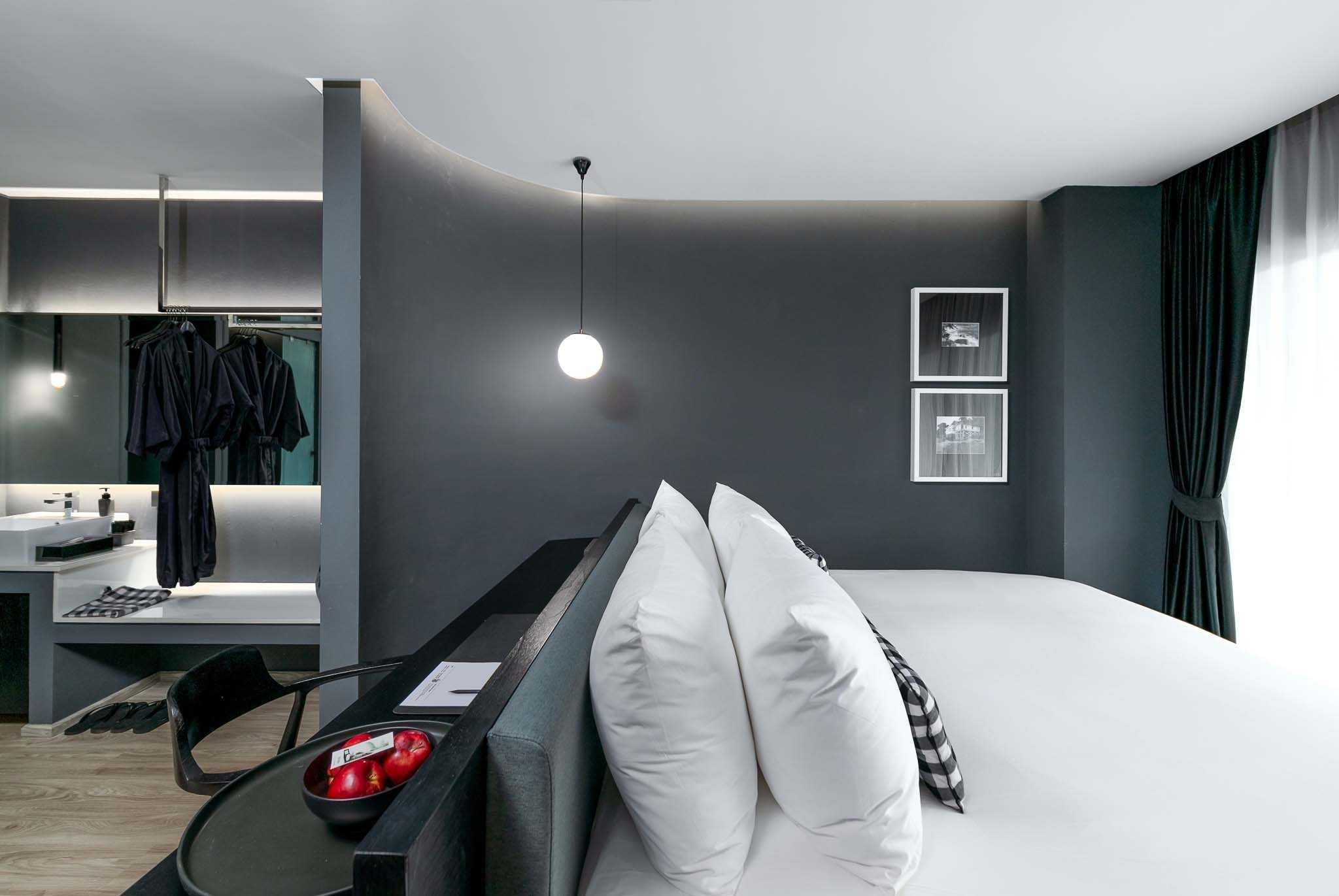 Foto Hotel Phuket Beachfront Bagian luar foto A room at the hotel