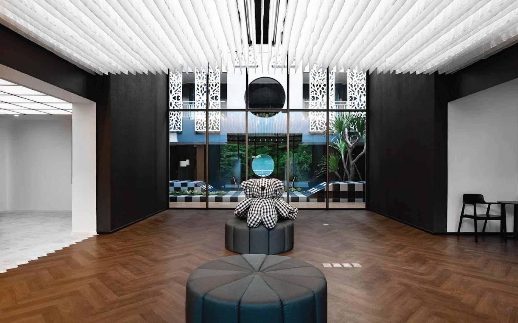 Foto Hotel Phuket Beachfront Bagian luar foto The interior of the building