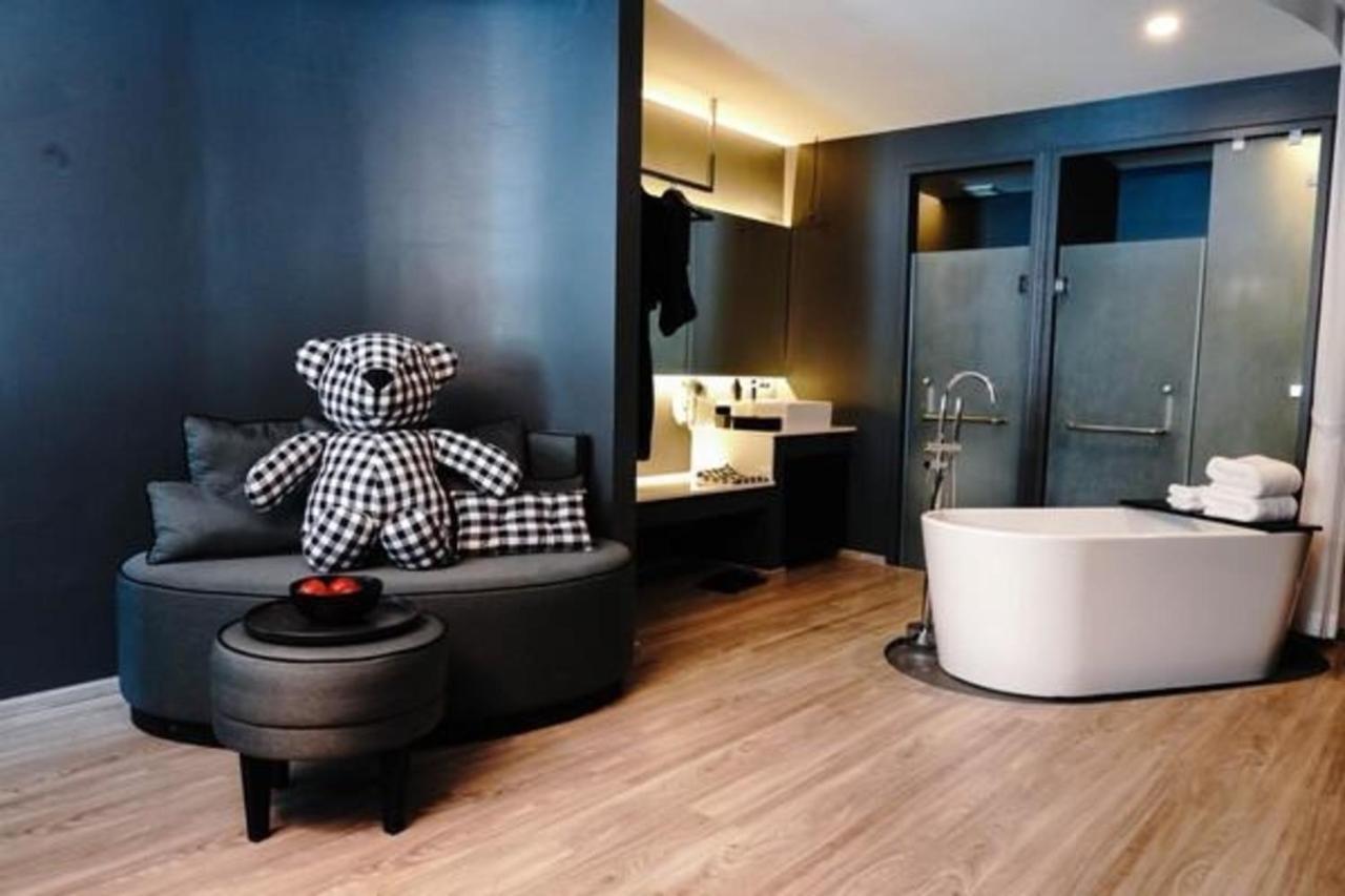 Foto Hotel Phuket Beachfront Bagian luar foto Bathroom