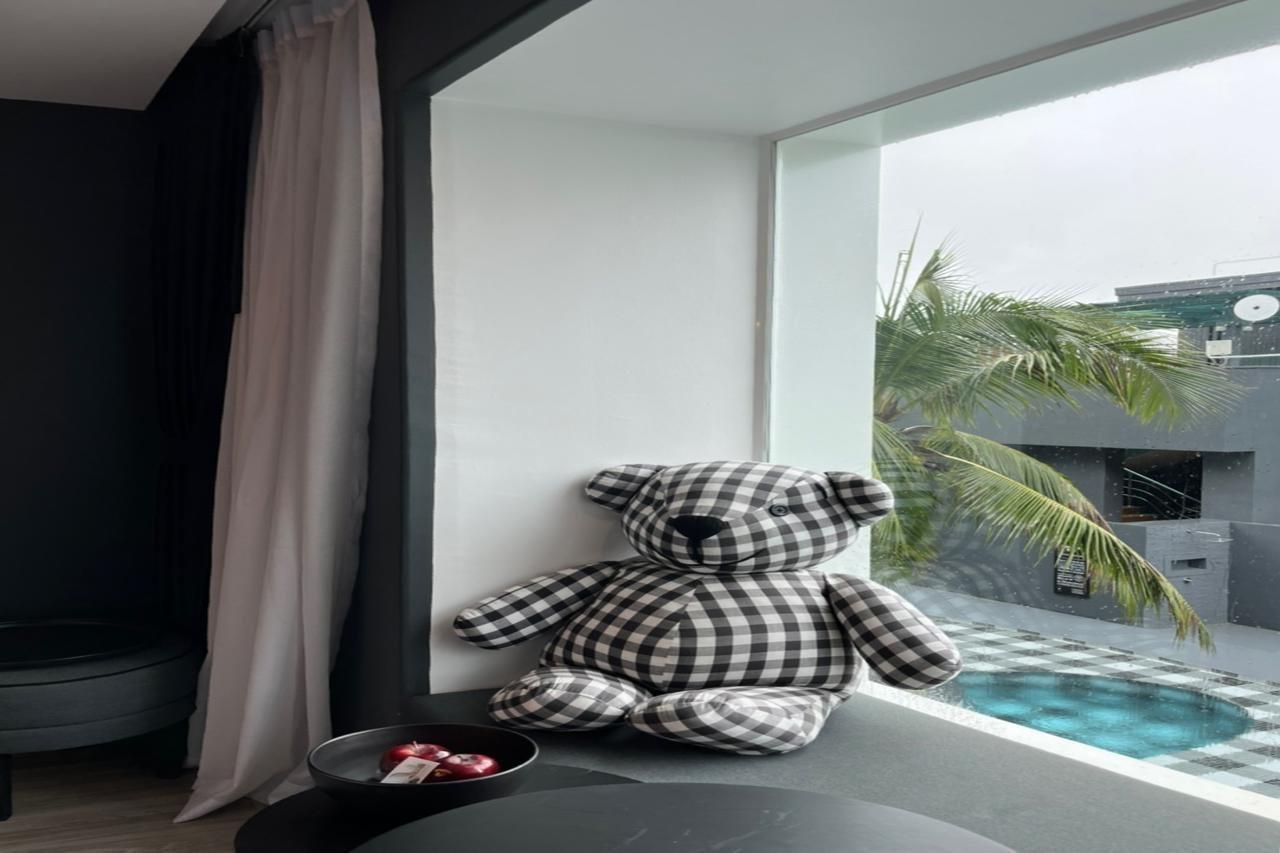 Foto Hotel Phuket Beachfront Bagian luar foto A window seat