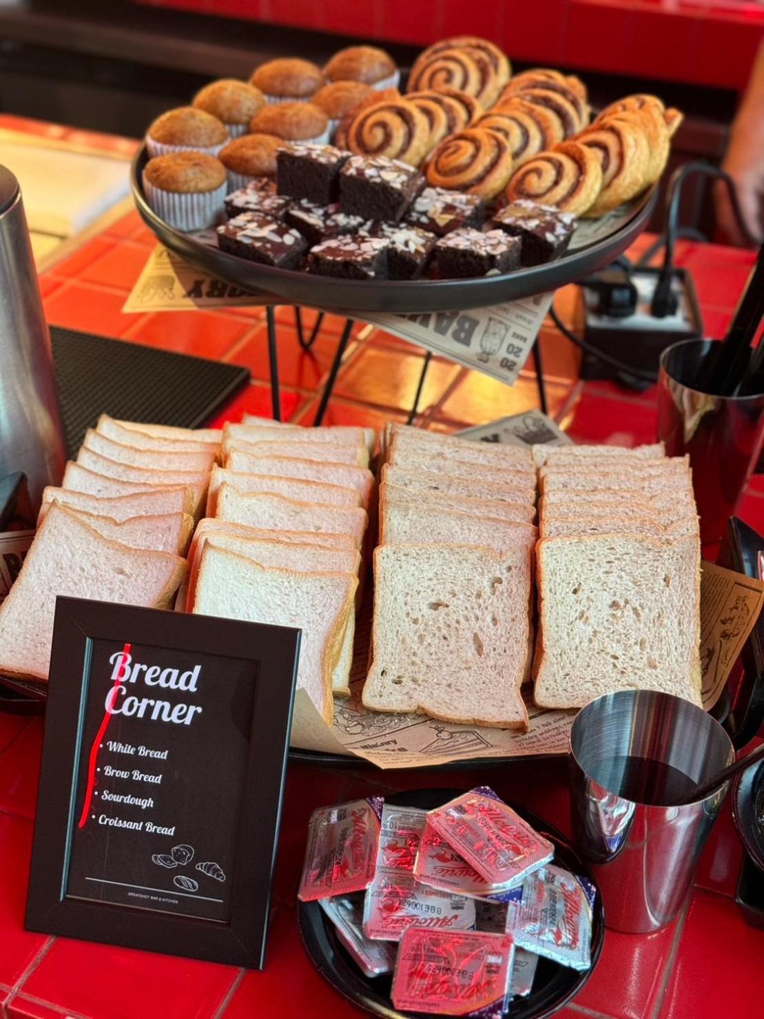 Foto Hotel Phuket Beachfront Bagian luar foto White bread