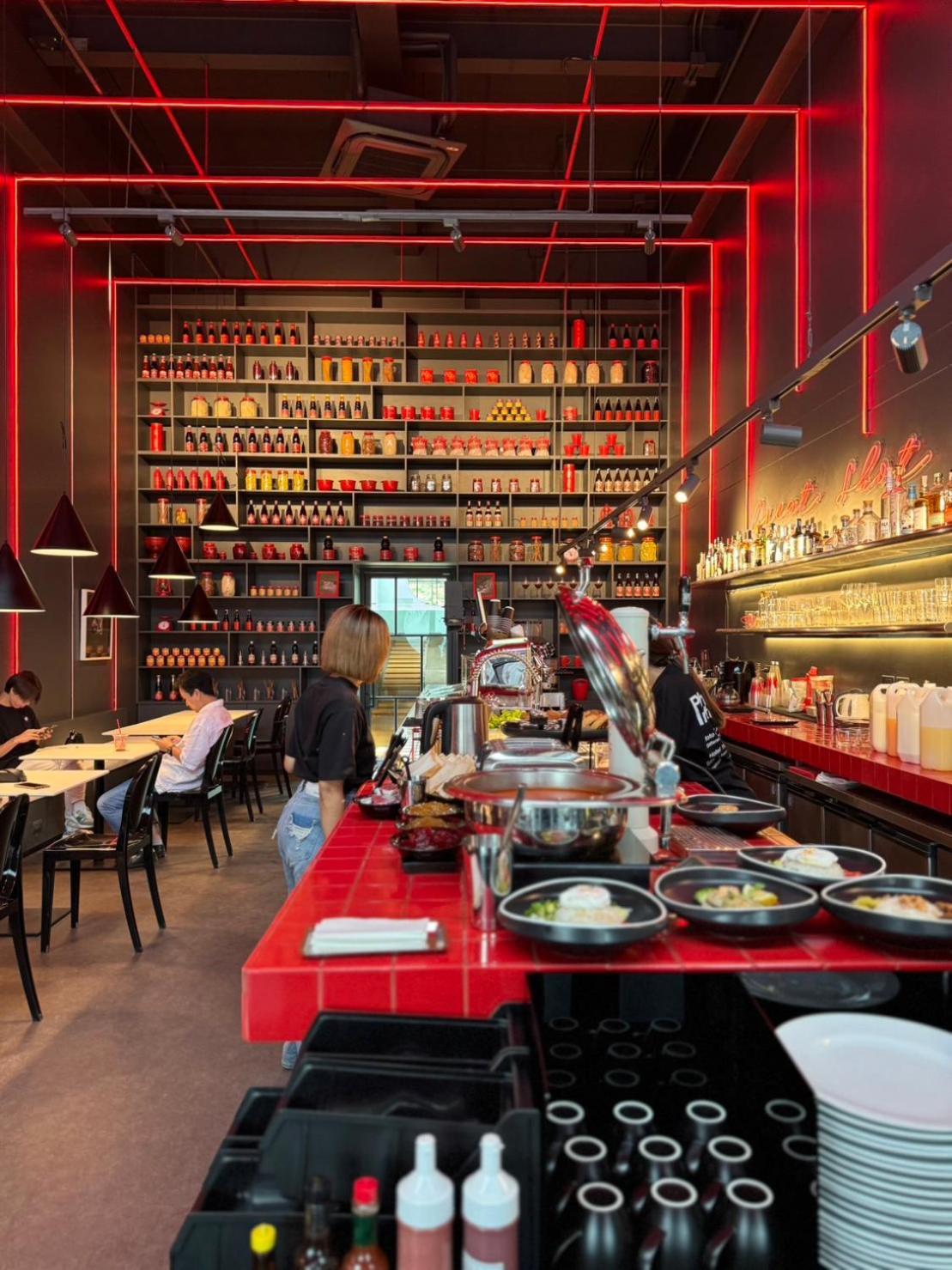Foto Hotel Phuket Beachfront Bagian luar foto Interior of a Hooters restaurant in Shanghai, China