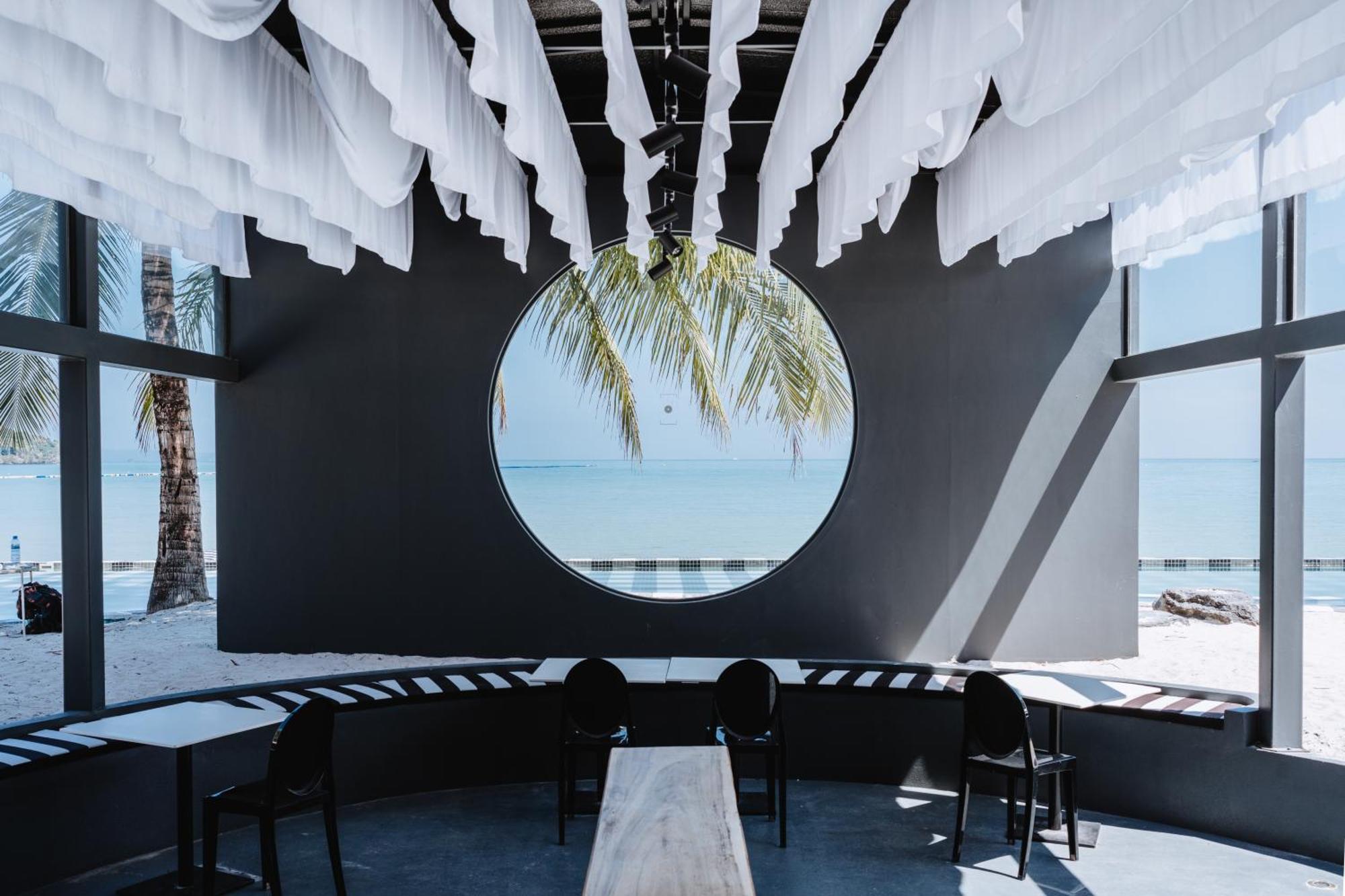 Foto Hotel Phuket Beachfront Bagian luar foto The Beach