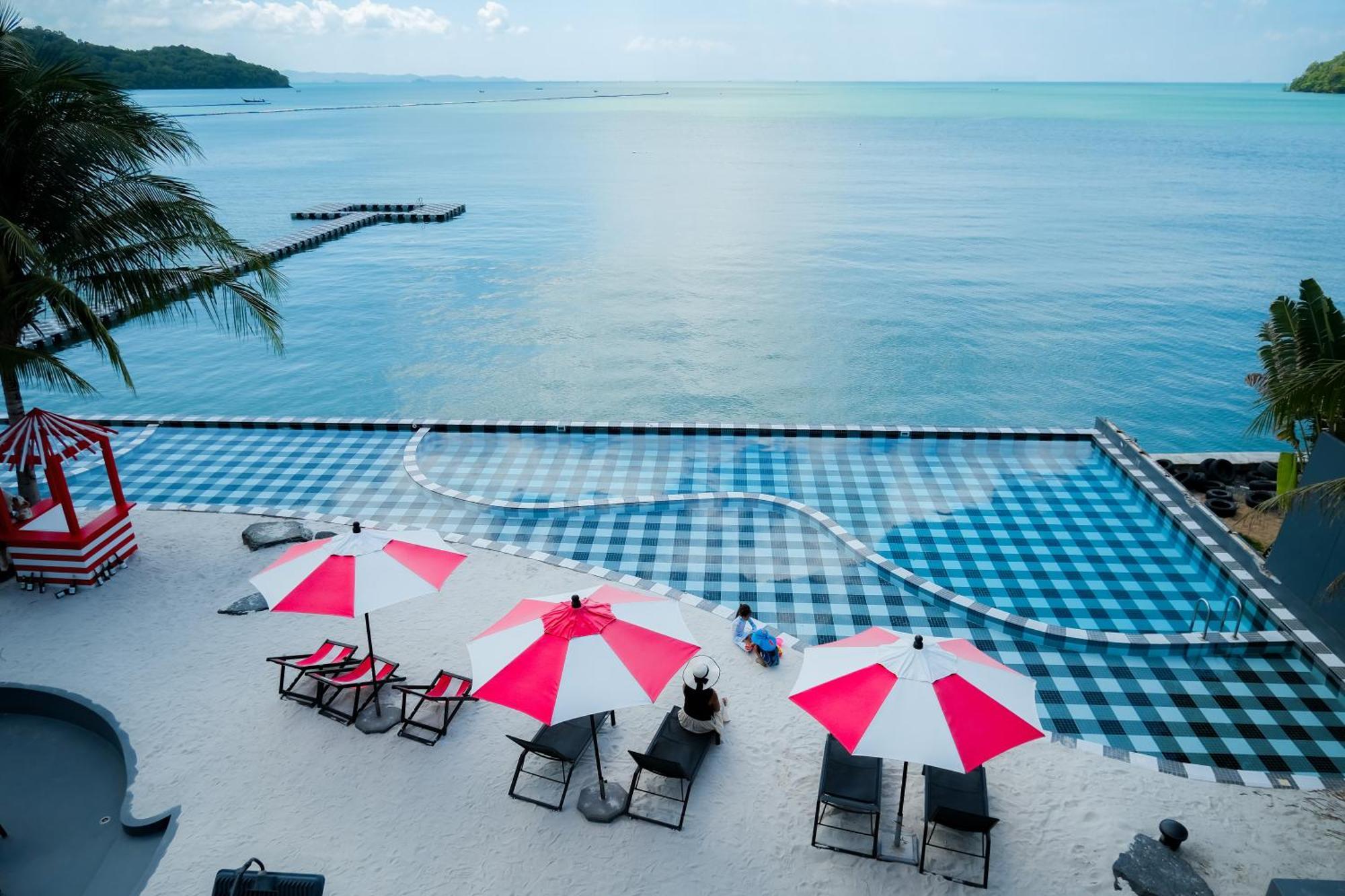 Foto Hotel Phuket Beachfront Bagian luar foto View of the Andaman Sea from the hotel