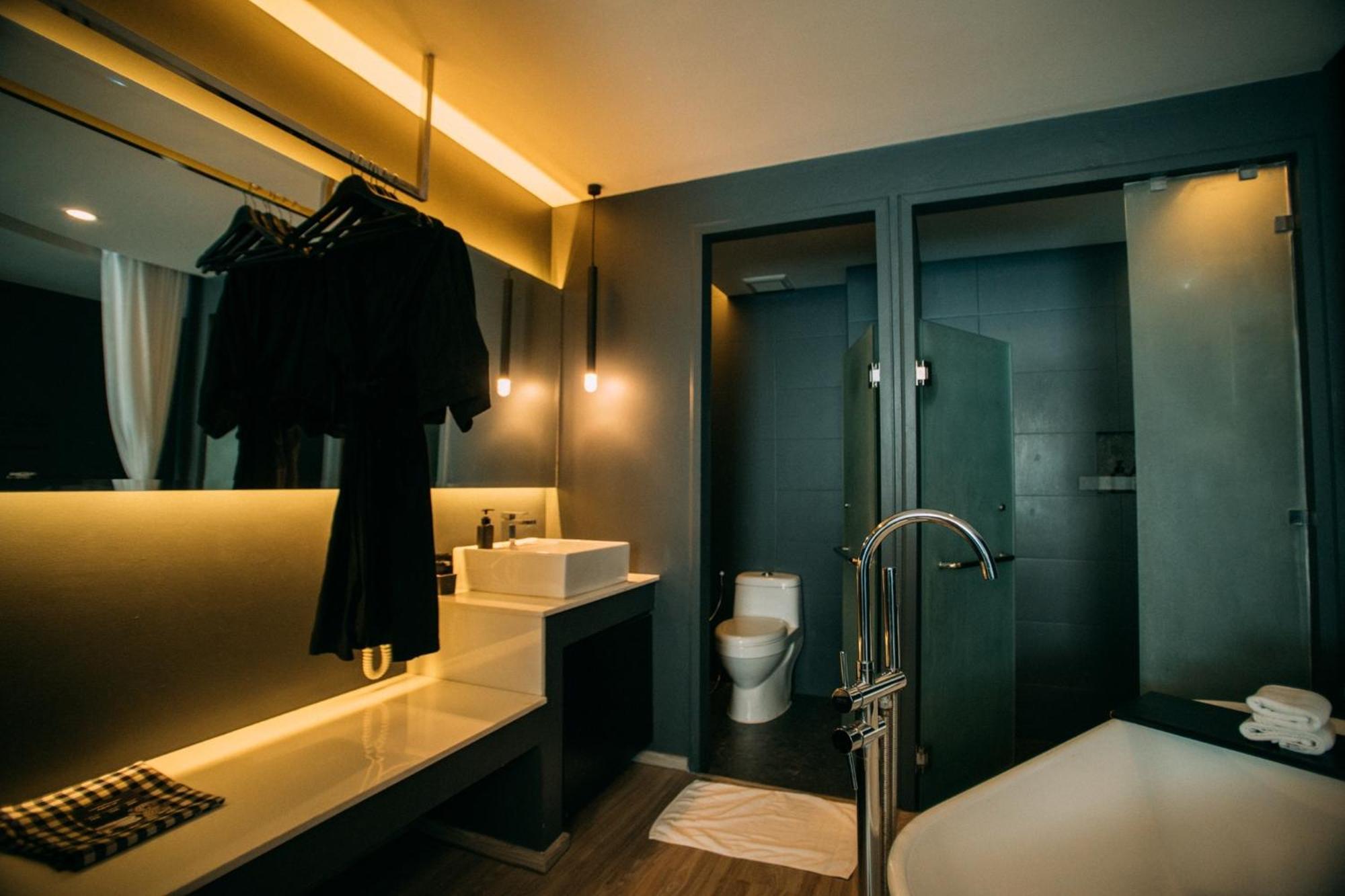 Foto Hotel Phuket Beachfront Bagian luar foto Bathroom