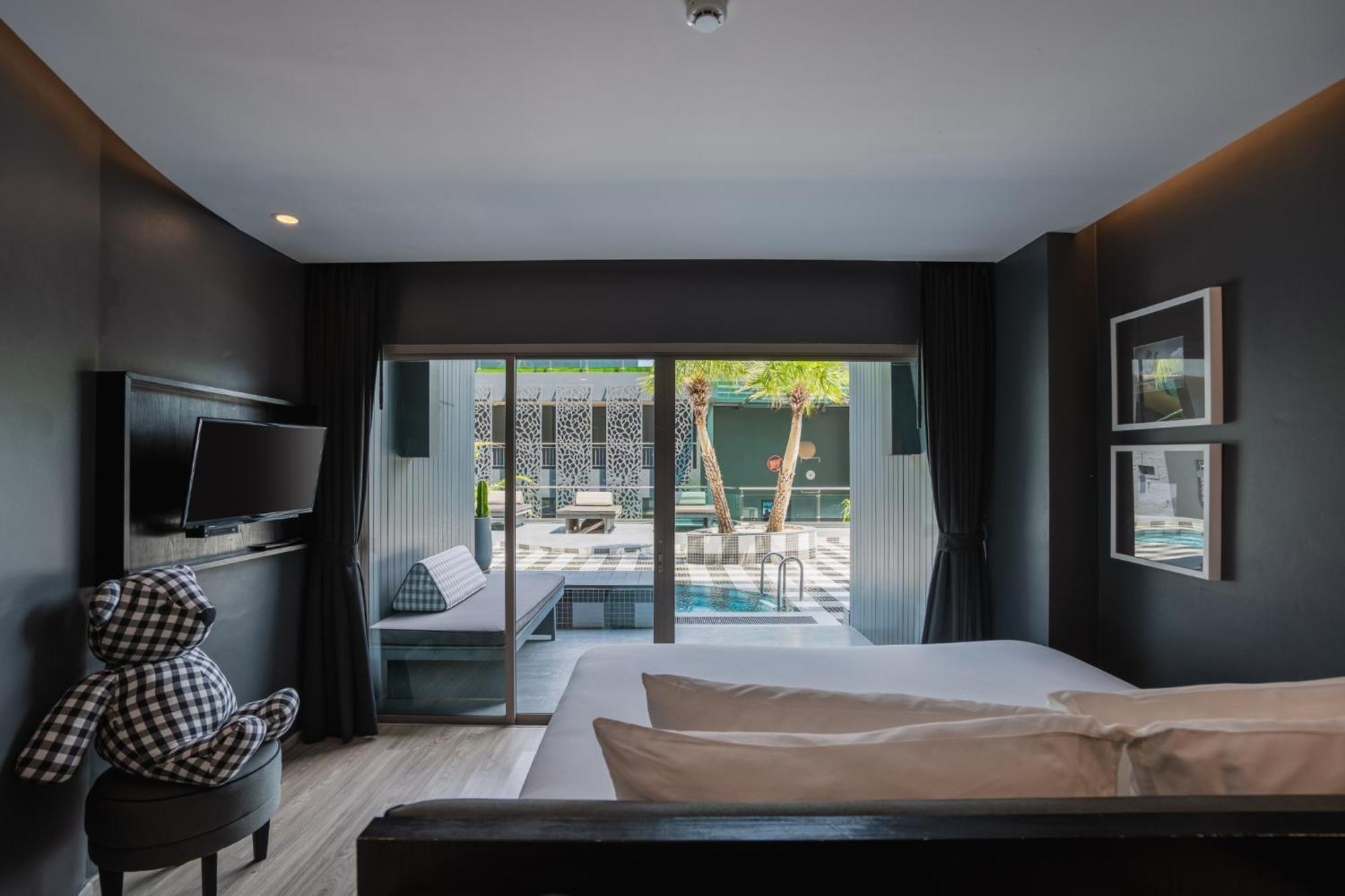 Foto Hotel Phuket Beachfront Bagian luar foto