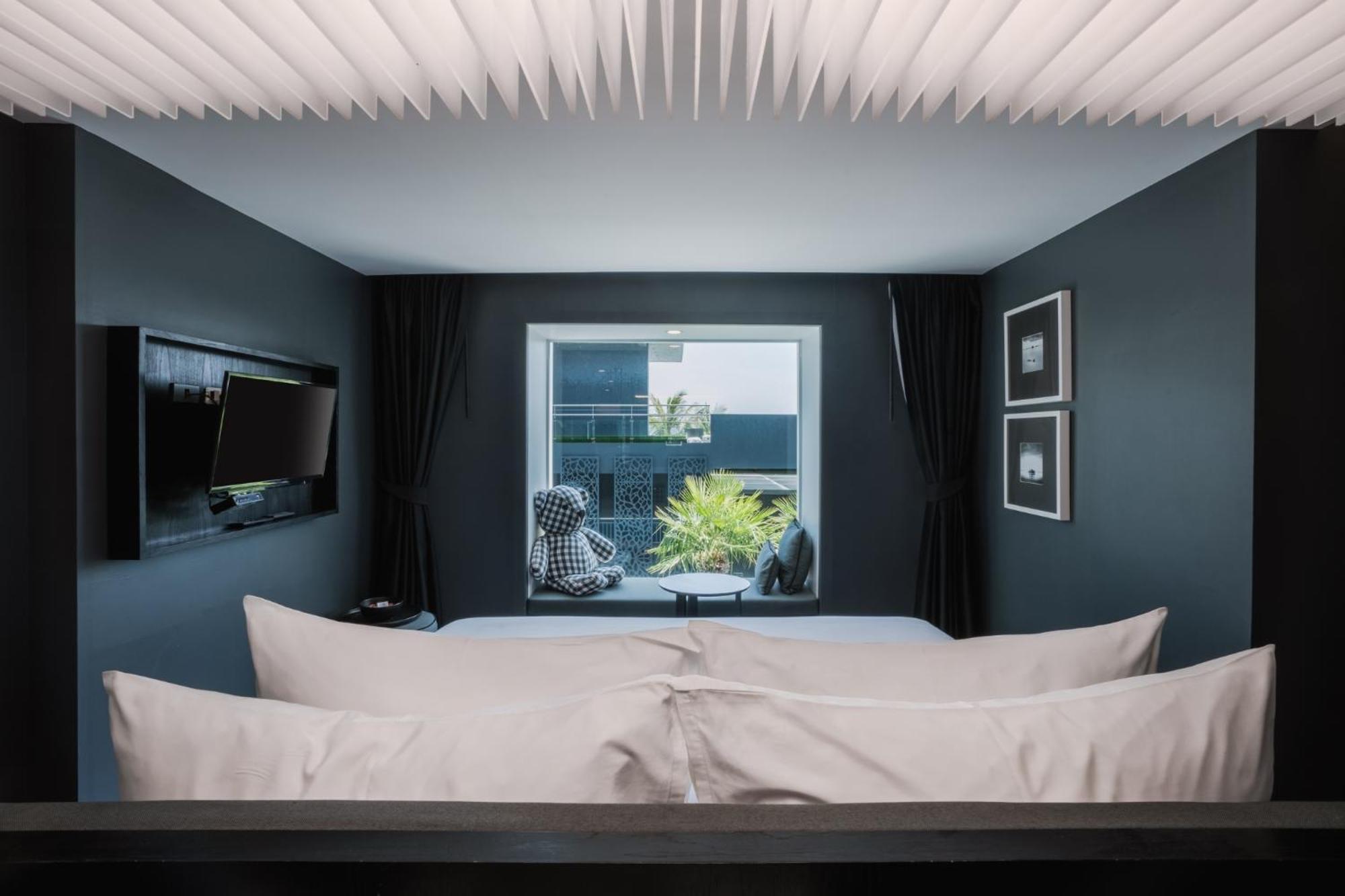 Foto Hotel Phuket Beachfront Bagian luar foto A room at the hotel
