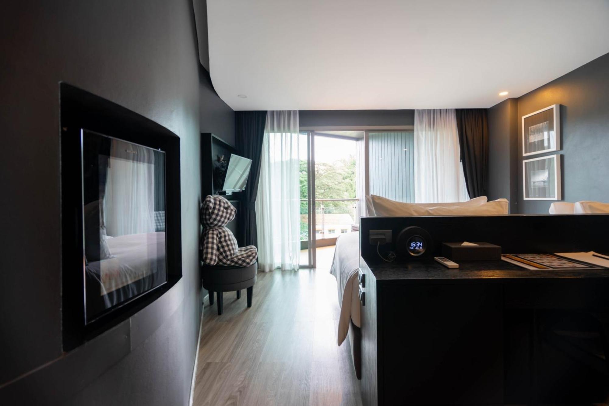 Foto Hotel Phuket Beachfront Bagian luar foto A room at the hotel