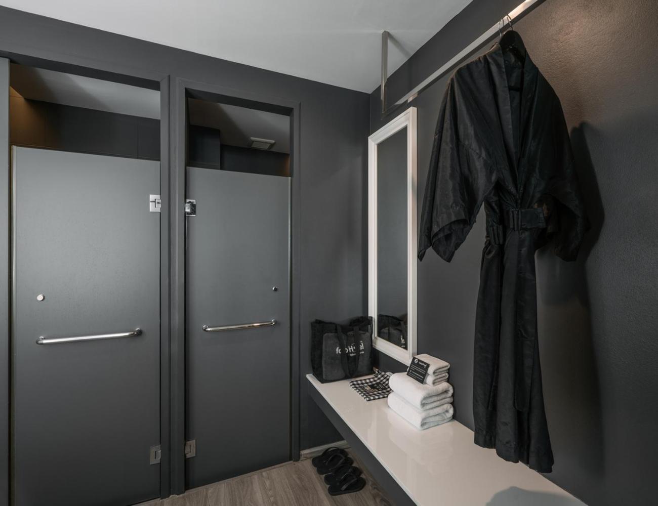 Foto Hotel Phuket Beachfront Bagian luar foto A modern dressing room