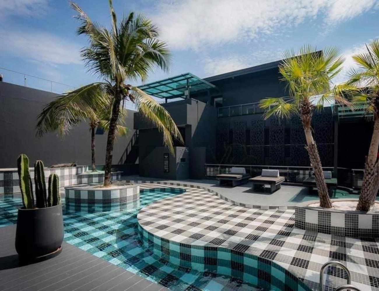 Foto Hotel Phuket Beachfront Bagian luar foto The pool at the hotel